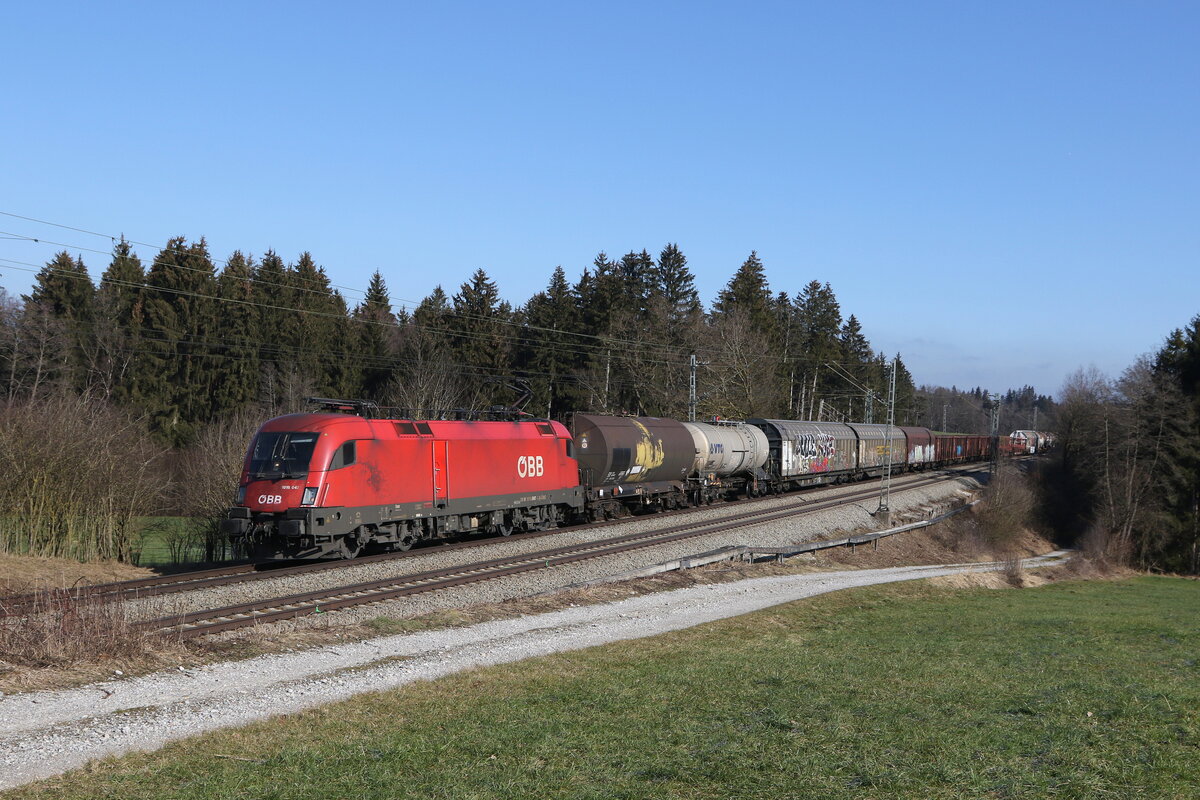 1016 047 mit einem gemischten G�terzug am 8. Februar 2023 bei Sossau im Chiemgau.