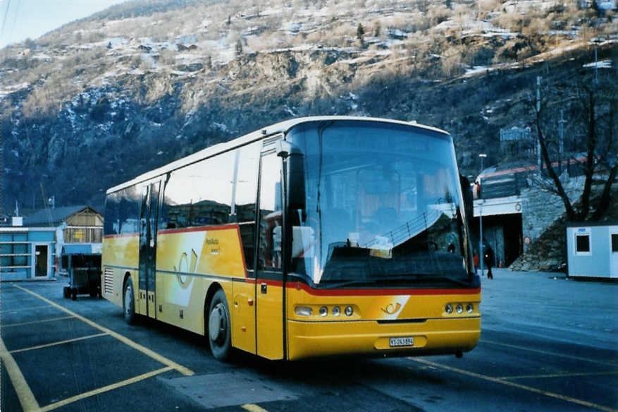 (101'925) - PostAuto Wallis - VS 243'894 - Neoplan (ex P 25'168) am 16. Dezember 2007 beim Bahnhof Brig