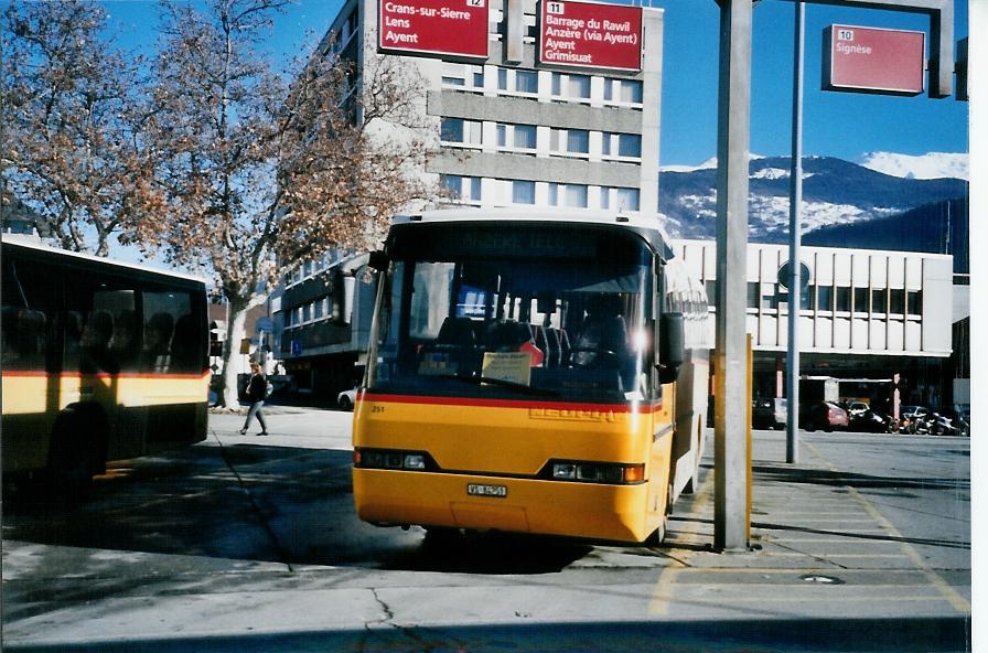 (103'612) - Rey, Ayent - Nr. 251/VS 84'251 - Neoplan am 19. Januar 2008 beim Bahnhof Sion