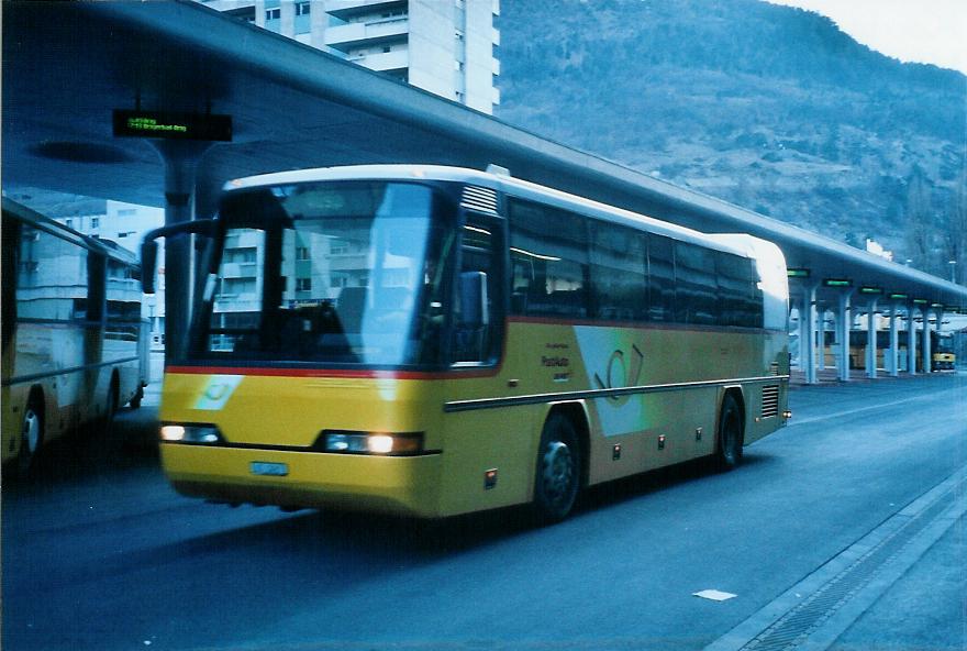 (104'306) - Karlen, Stalden - VS 2483 - Neoplan am 17. Februar 2008 beim Bahnhof Visp