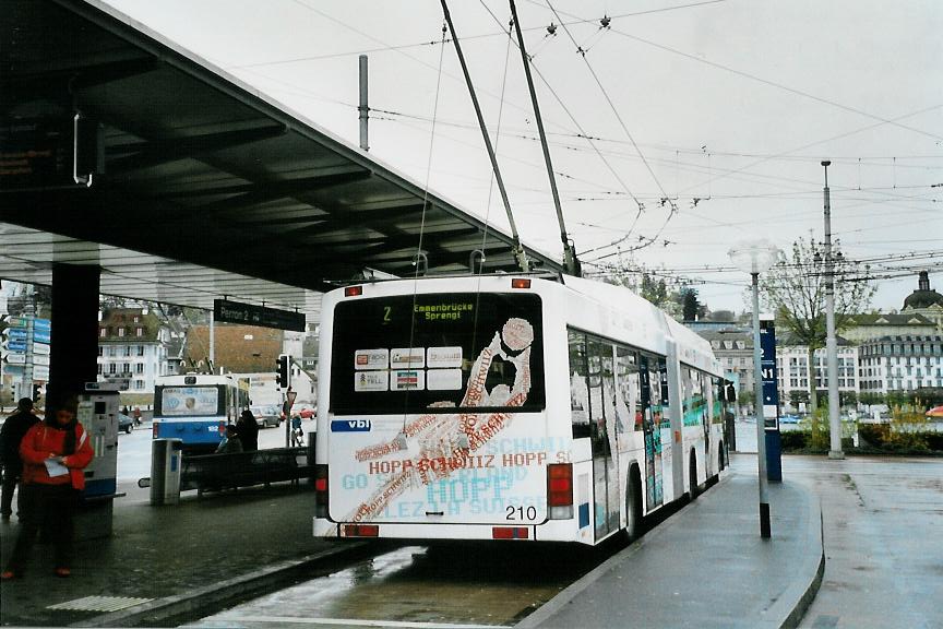 (106'515) - VBL Luzern - Nr. 210 - Hess/Hess Gelenktrolleybus am 15. April 2008 beim Bahnhof Luzern