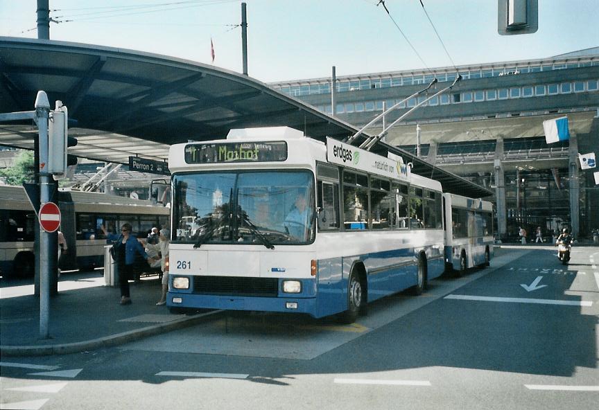 (109'233) - VBL Luzern - Nr. 261 - NAW/R&J-Hess Trolleybus am 16. Juli 2008 beim Bahnhof Luzern