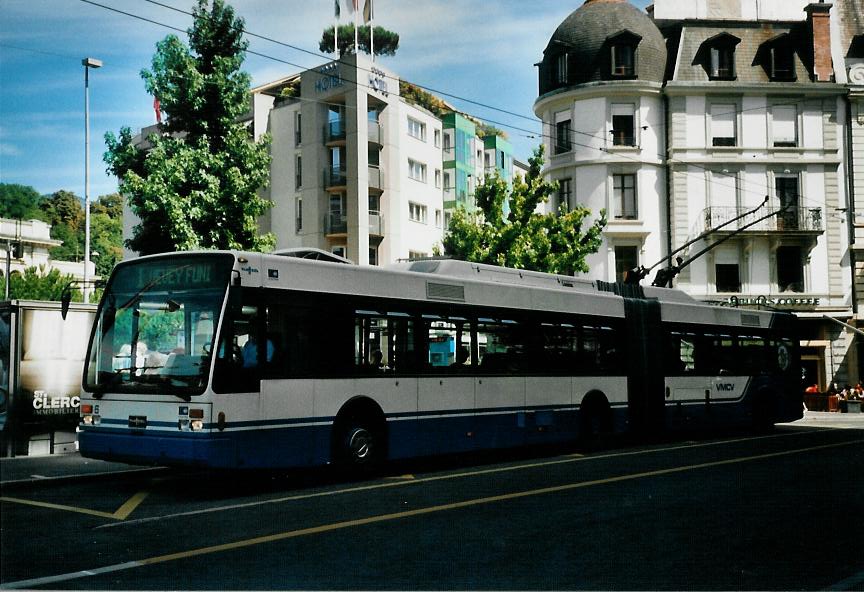 (110'125) - VMCV Clarens - Nr. 6 - Van Hool Gelenktrolleybus am 10. August 2008 beim Bahnhof Vevey