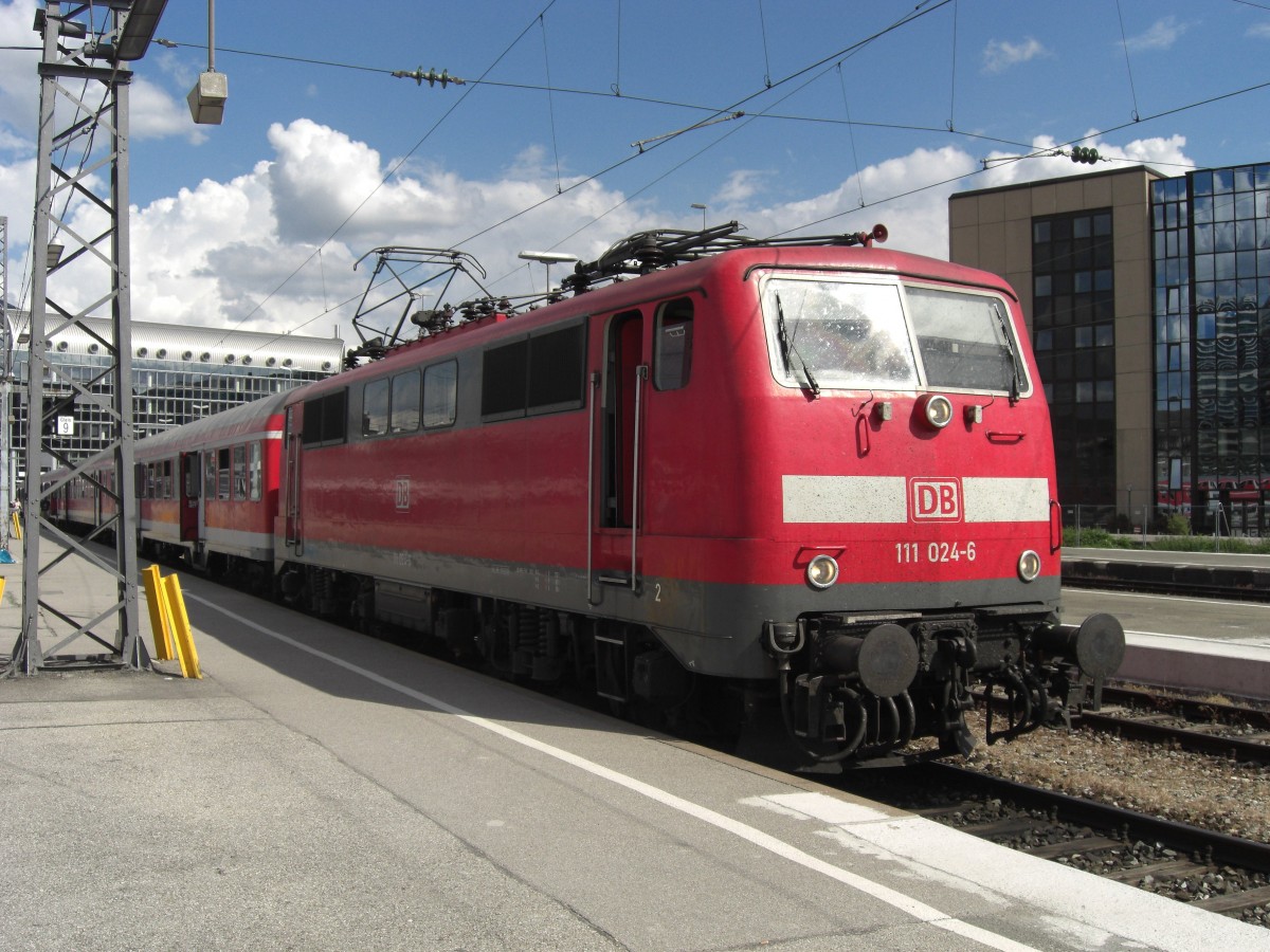 111 024-6 am 31. Mai 2008 im M�nchner Hauptbahnhof.