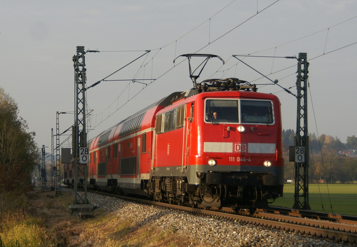 111 044-4 am sp�ten Nachmittag des 30. Oktober 2011 zwischen Prien und Bernau. Der Lokf�hrer freute sich anscheinend �ber die Aufnahme.