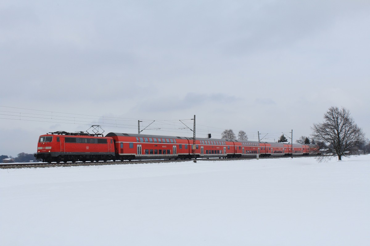 111 053-5 durchf�hrt am 16. Februar 2013 den winterlichen Chiemgau bei �bersee, von Salzburg kommend in Richtung M�nchen.