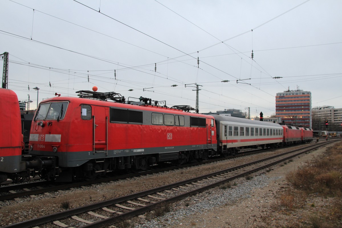 111 064-2 in einem PBZ am 4. Januar 2014 in M�nchen Ost. 