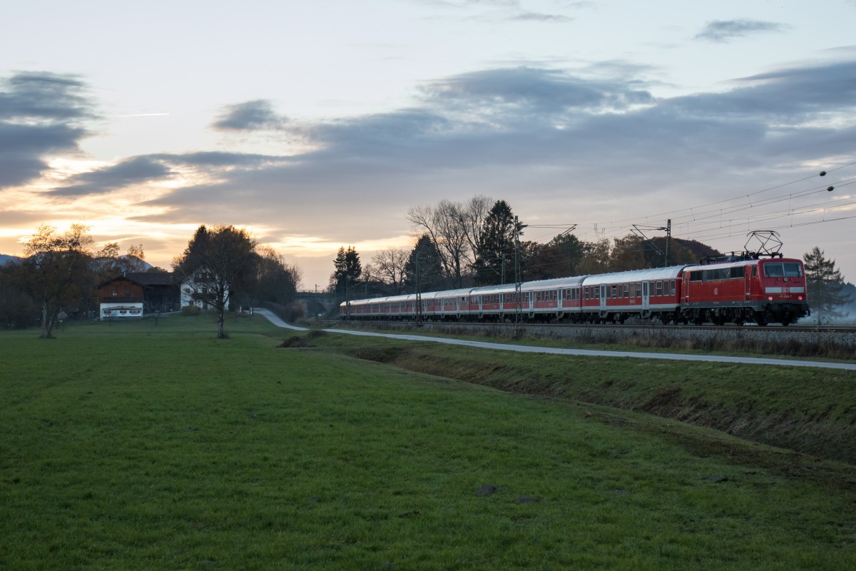 111 066-7 im letzten Licht des 6. November 2015 mit einem Fl�chtlings-Sonderzug bei �bersee am Chiemsee.