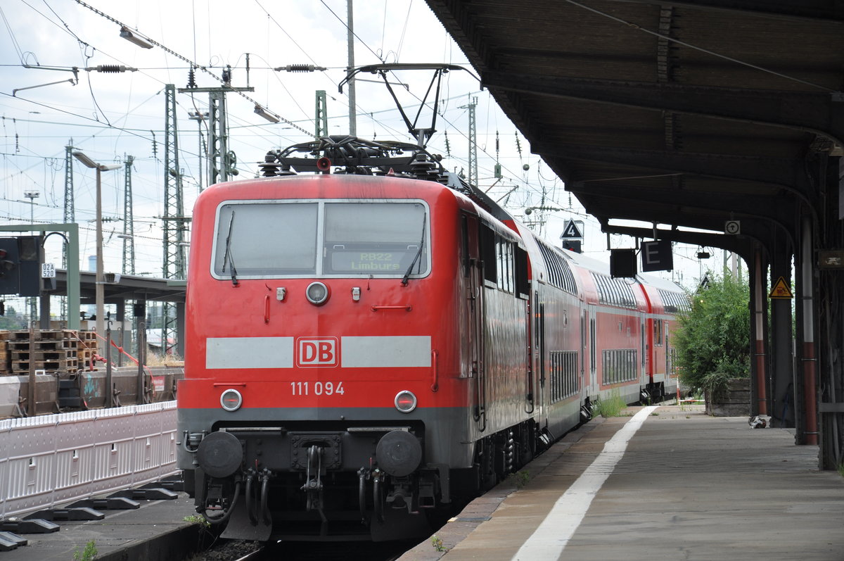 111 094 ersatzweise auf der Main-Lahn-Bahn fährt mit ihrer RB22 am 10.07.2017 aus dem Frankfurter Hbf in Richtung Frankfurt-Griesheim.