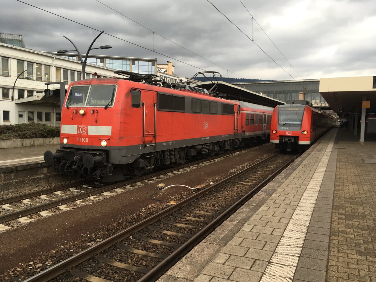 111 100 mit einer N Wagen garnitur nach Frankfurt Hbf in Heidelberg Hbf am 17.02.17