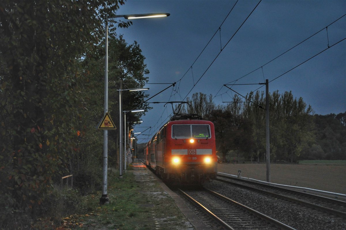 111 189 war am 24.10.2018 außerplanmäßig auf der Main-Lahn-Bahn unterwegs. Sie konnte von mir auf der Fahrt als RB22 nach Frankfurt(M) Hbf am Haltepunkt Lindenholzhausen fotografiert werden. Leider ist das das einzige Foto, was so halbwegs akzeptabel ist. :/