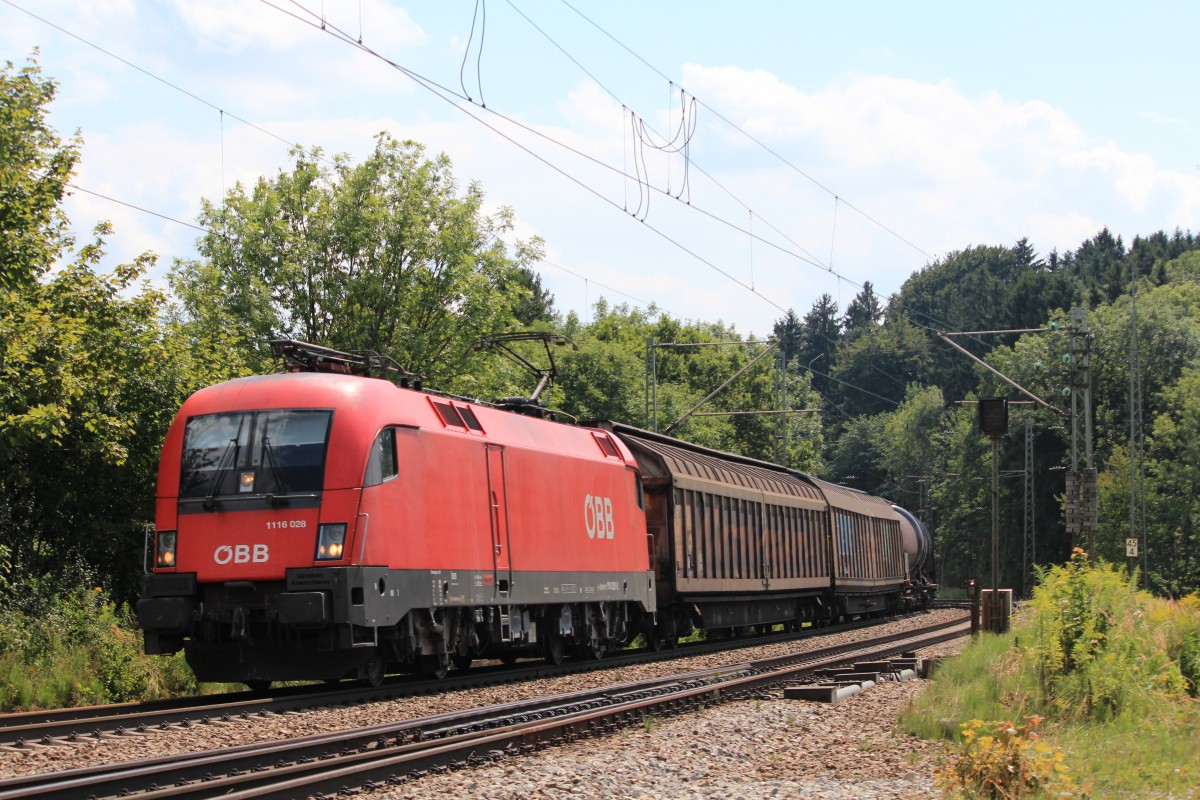 1116 028-2 bei der Einfahrt in den Bahnhof von Assling am 14. August 2013.