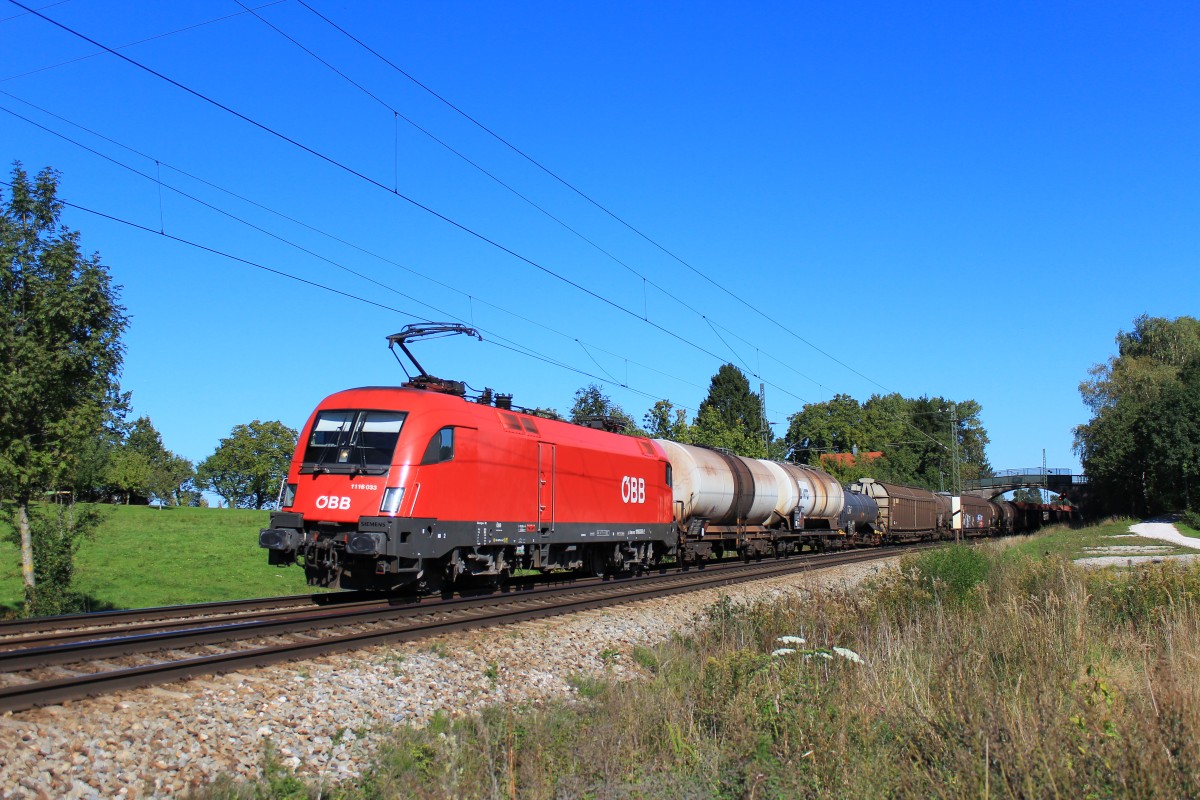 1116 033-2 mit einem gemischten G�terzug am 3. Oktober 2012 bei �bersee am Chiemsee.