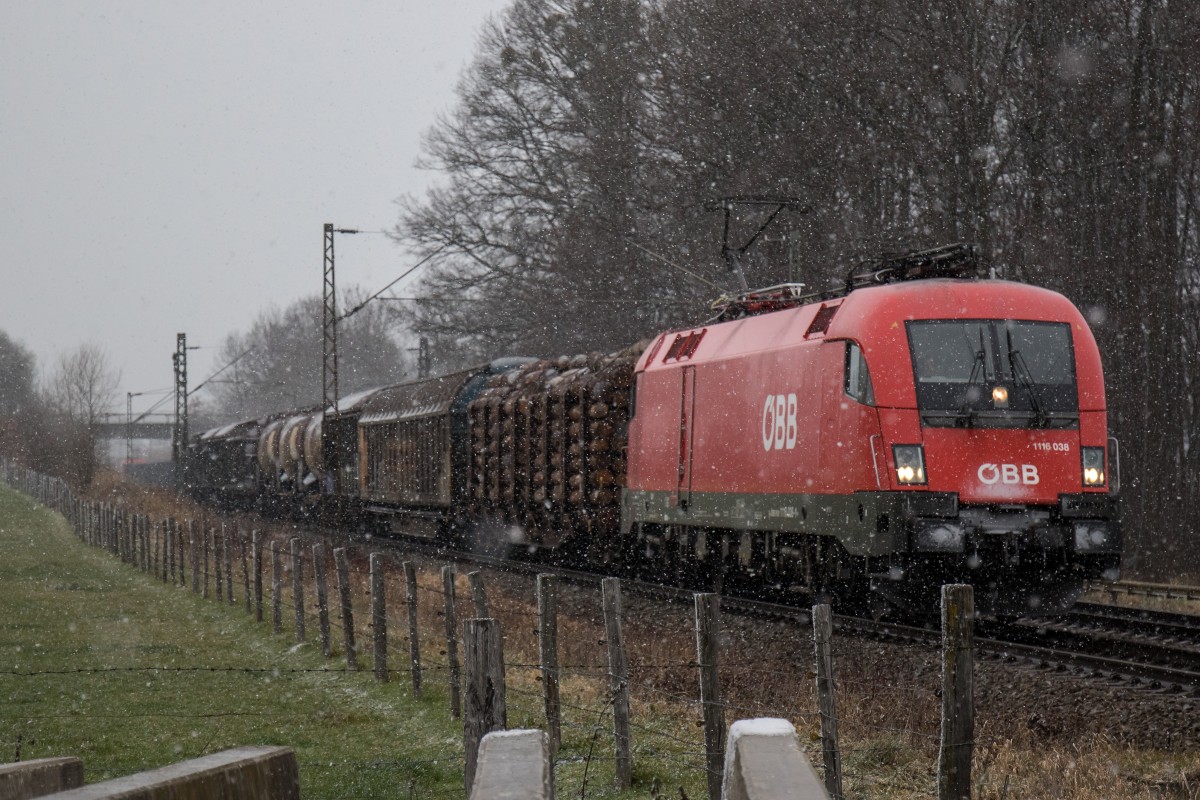 1116 038-1 mit einem gemischten G�terzug aus M�nchen kommend am 28. November 2015 bei Vogl.