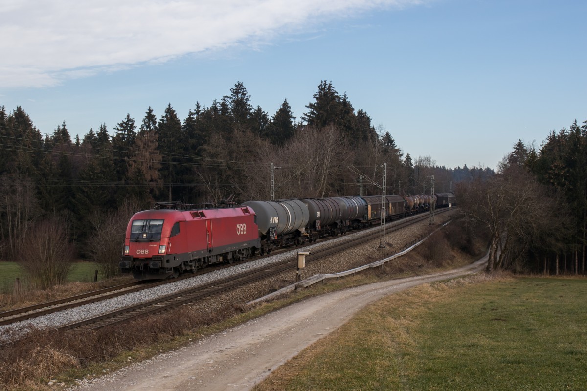 1116 051-4 mit einem gemischten G�terzug am 31. Dezember 2015 bei Sossau.