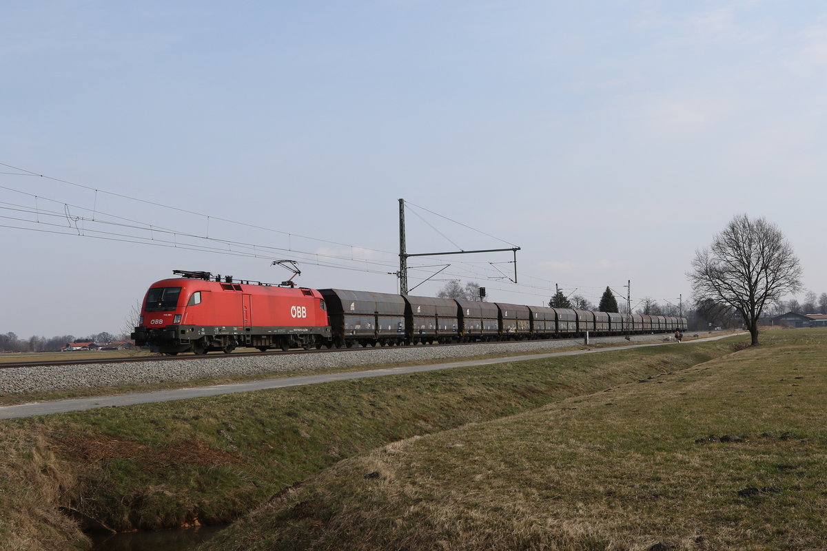 1116 051 mit Sch�ttgutwagen aus Salzburg kommend am 9. M�rz 2021 bei �bersee am Chiemsee.