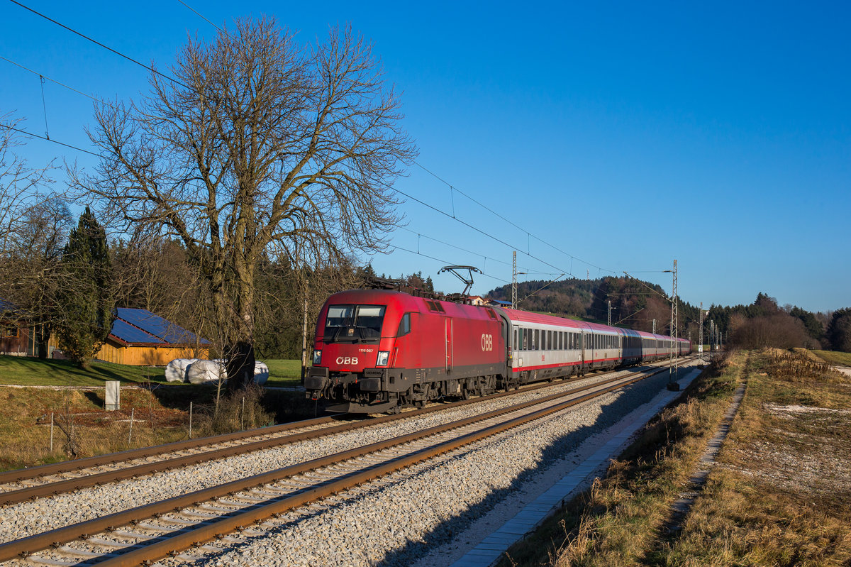1116 057 aus Salzburg kommend am 29. Dezember 2016 bei Grabenst�tt.