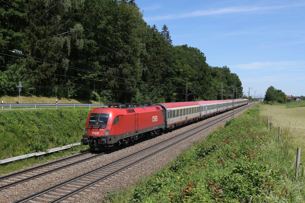 1116 087 war am 18. Juni 2024 mit einem  EC  bei Hufschlag in Richtung M�nchen unterwegs.