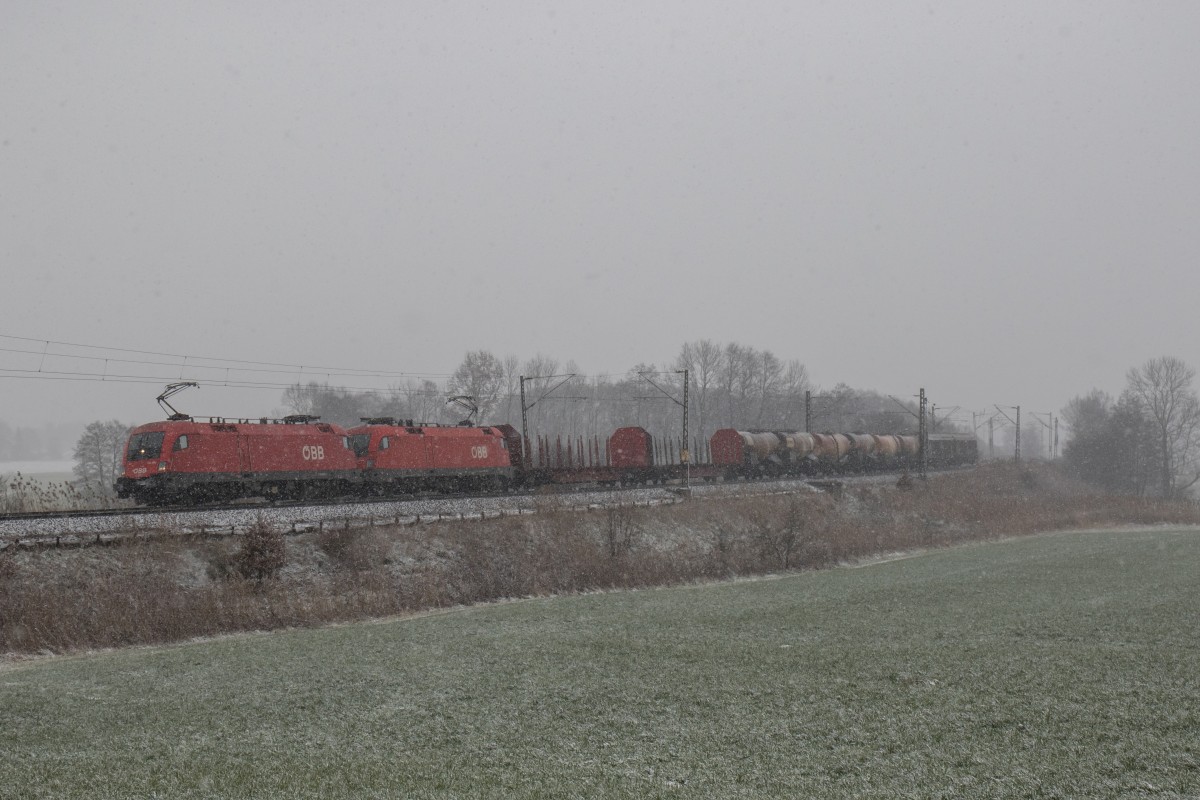 1116 095 und 1116 196 mit einem gemischten G�terzug in dichtem Schneetreiben am 28. November 2015 bei Rann.