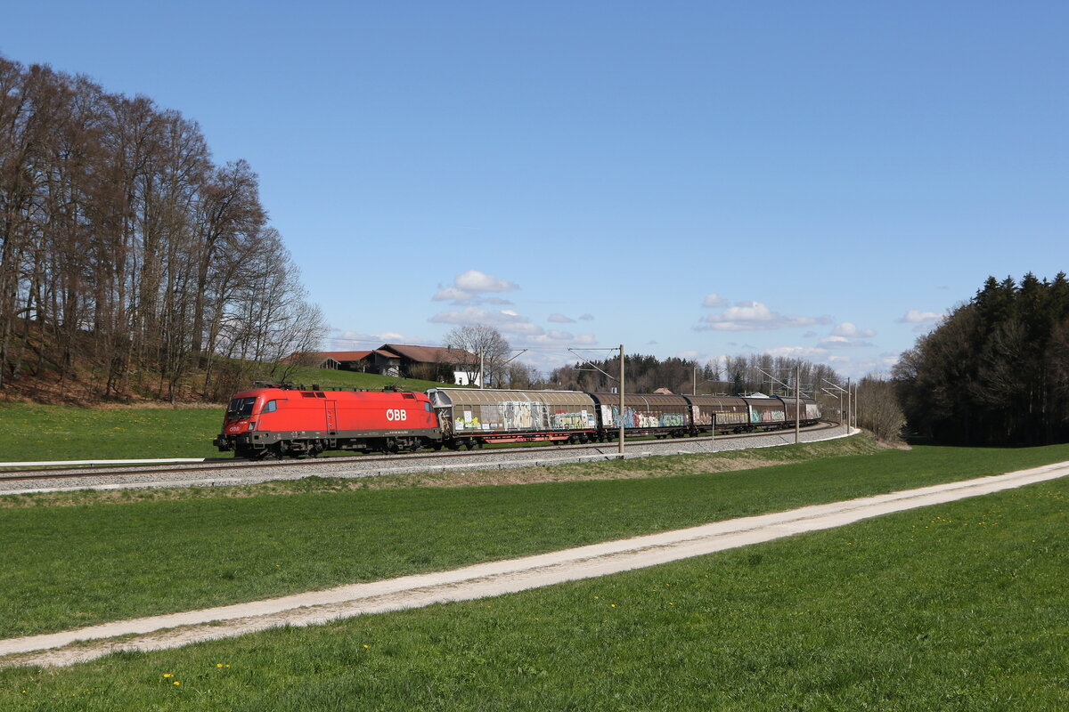 1116 100 mit dem  Papierzug  aus Salzburg kommend am 8. April 2025 bei Axdorf.