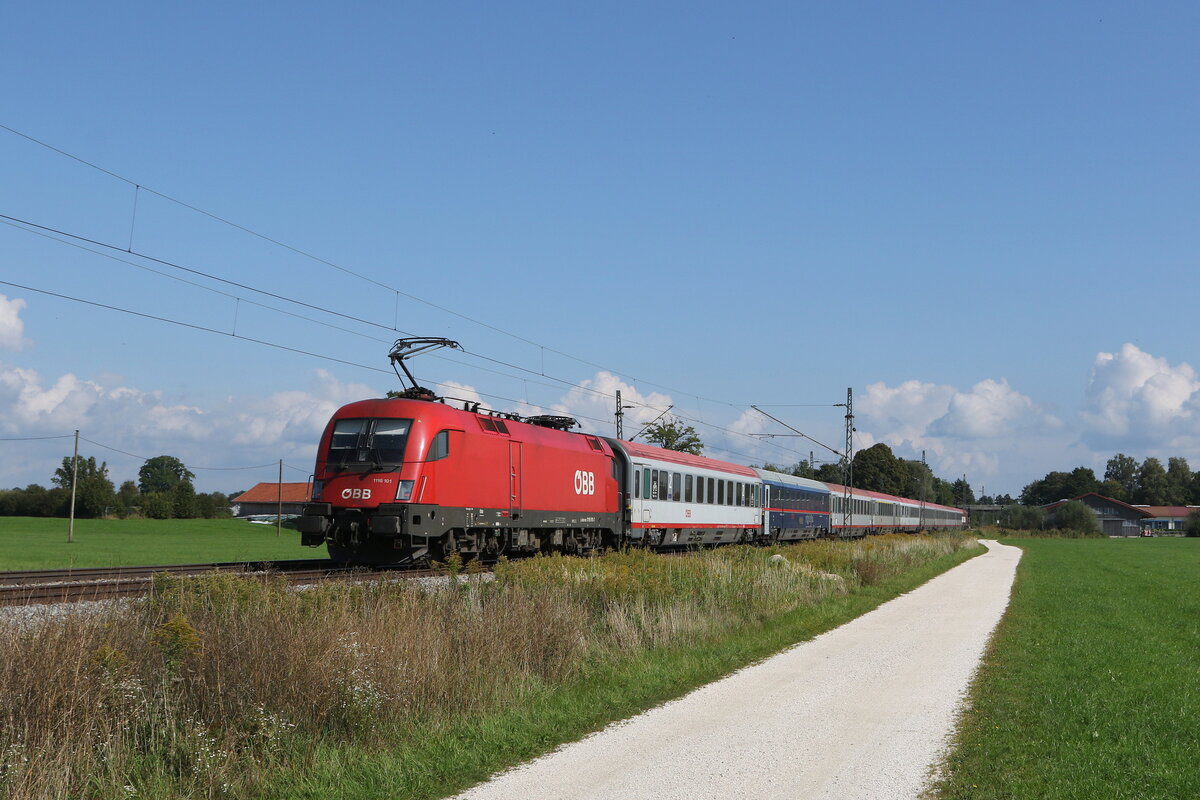 1116 101 schiebend an einem  EC  am 26. September 2021 bei �bersee am Chiemsee.