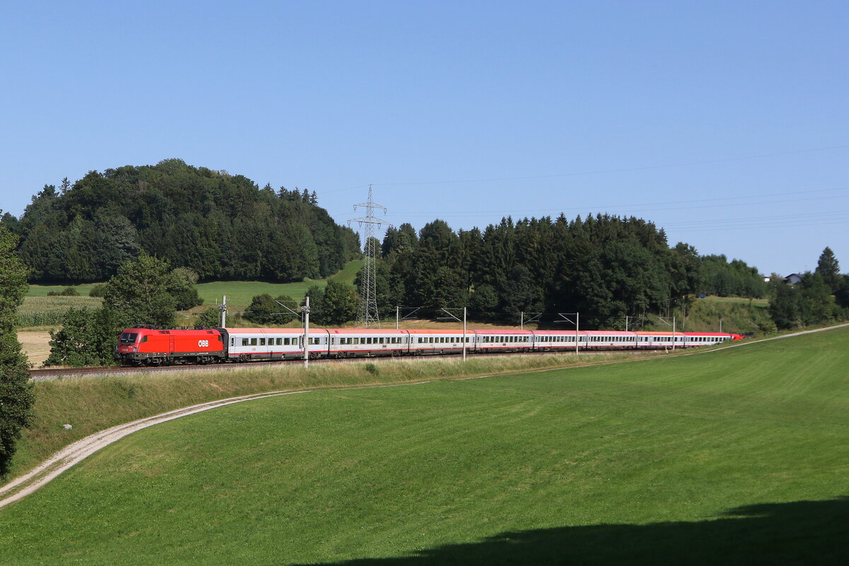 1116 104 mit einem  EC  auf dem Weg nach M�nchen. Aufgenommen am 19. August 2025 bei Vachendorf  im Chiemgau.