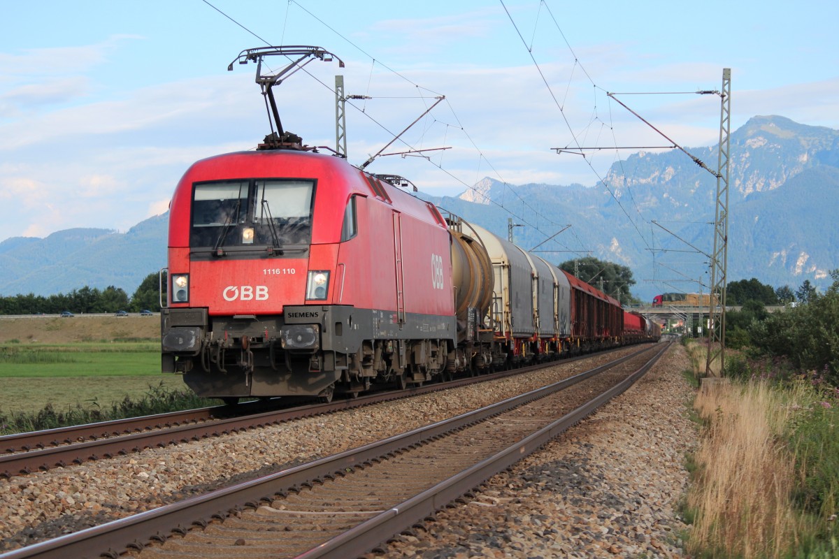 1116 110-6 mit einem gemischten G�terzug am 9. August 2012 bei Bernau am Chiemsee.