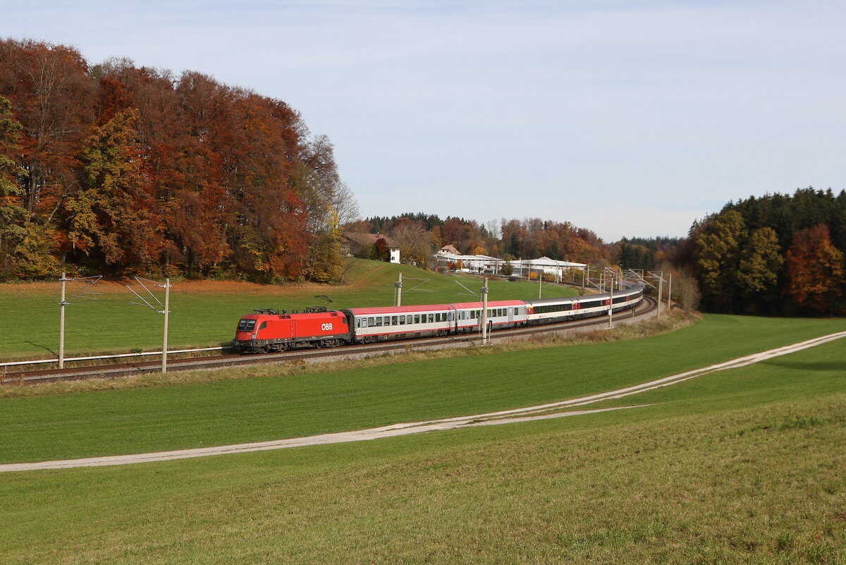 1116 119 war mit dem  Transalpin  am 1. November 2025 bei Axdorf im Chiemgau auf dem Weg nach Z�rich.