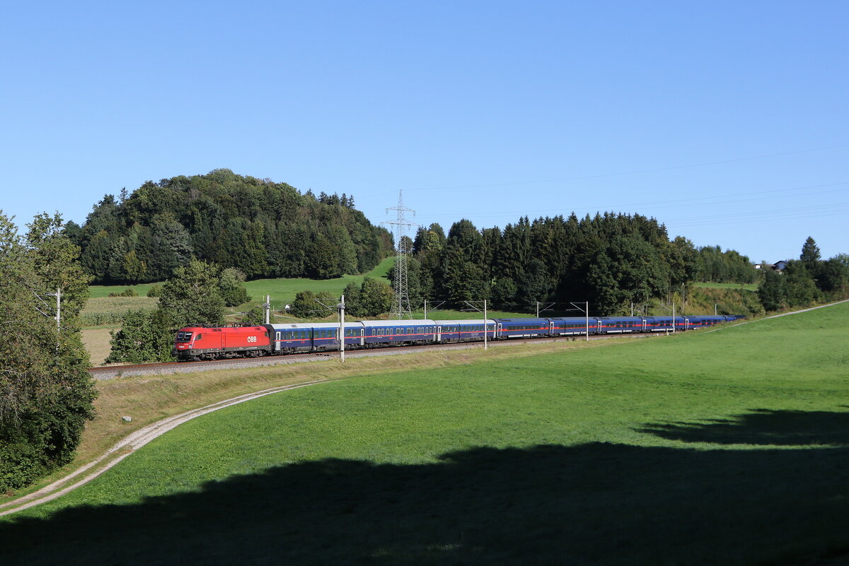 1116 138 mit einem  Night-Jet  aus Salzburg kommend am 19. September 2025 bei Vachendorf im Chiemgau.