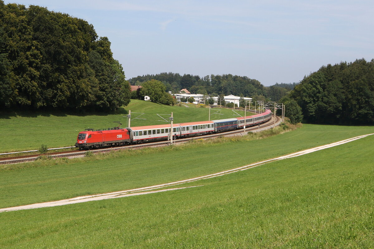 1116 139 mit einem  EC  aus Salzburg kommend am 26. August 2025 bei Axdorf.