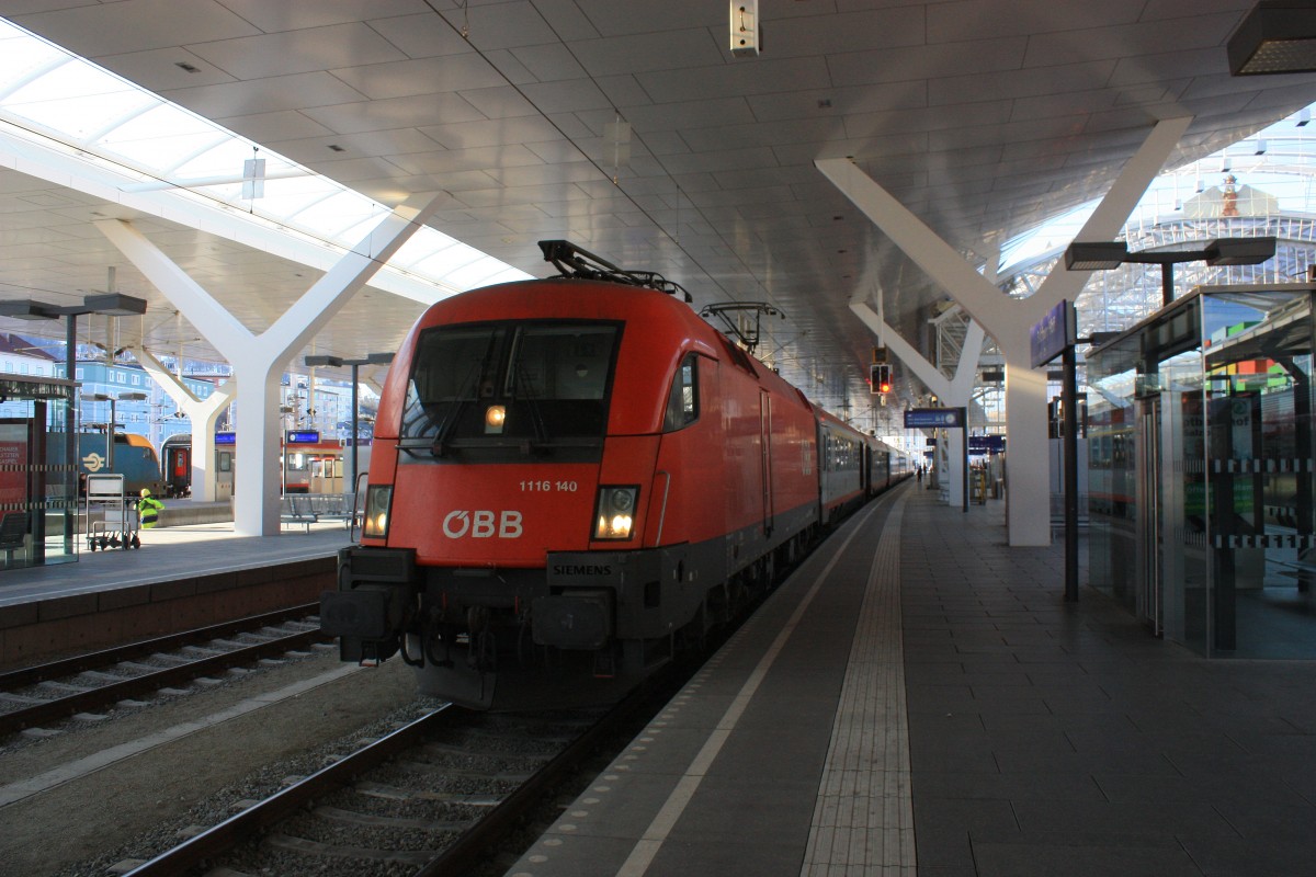 1116 140-3 steht am 20. M�rz 2014 abfahrbereit im Salzburger Hauptbahnhof.