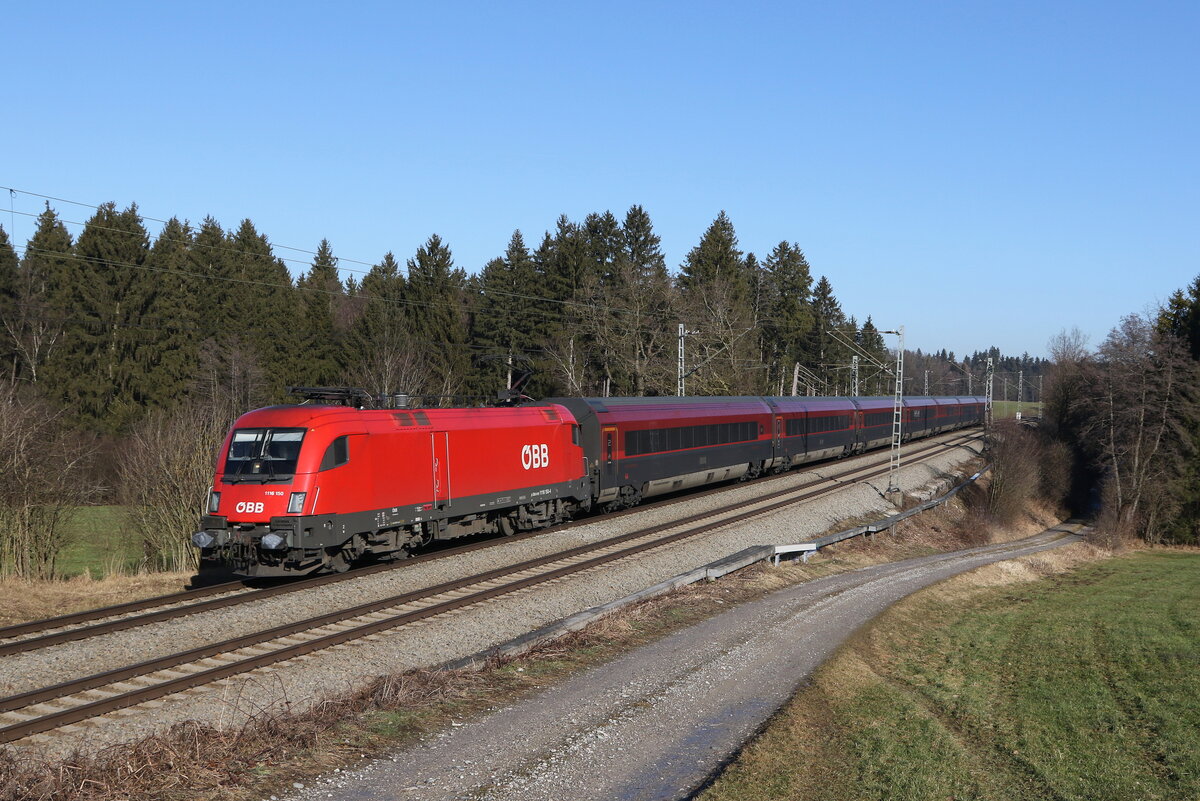 1116 150 war vor einem aus Salzburg kommendem  Railjet  im Einsatz. Aufgenommen am 19. Januar 2022 bei Grabenst�tt im Chiemgau.