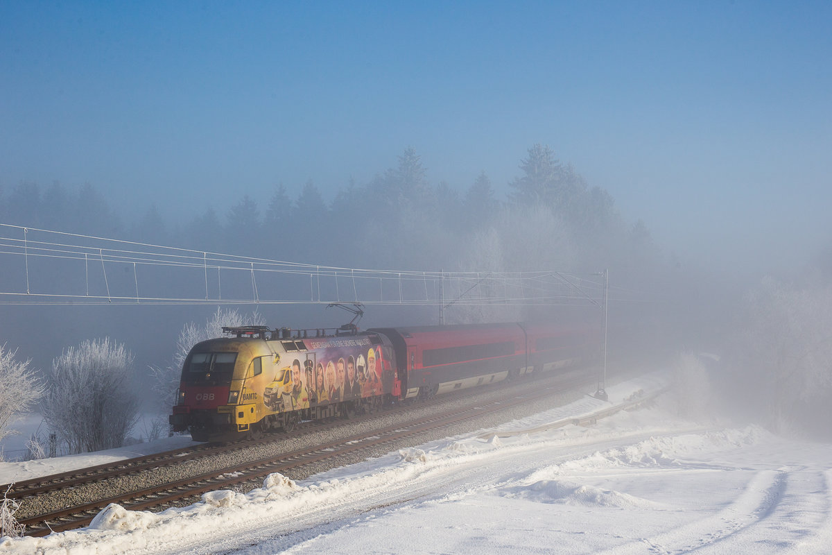 1116 153-8  �AMTC  taucht am Morgen des 28. Januar 2017 aus dem Nebel auf. Aufgenommen bei Grabenst�tt.