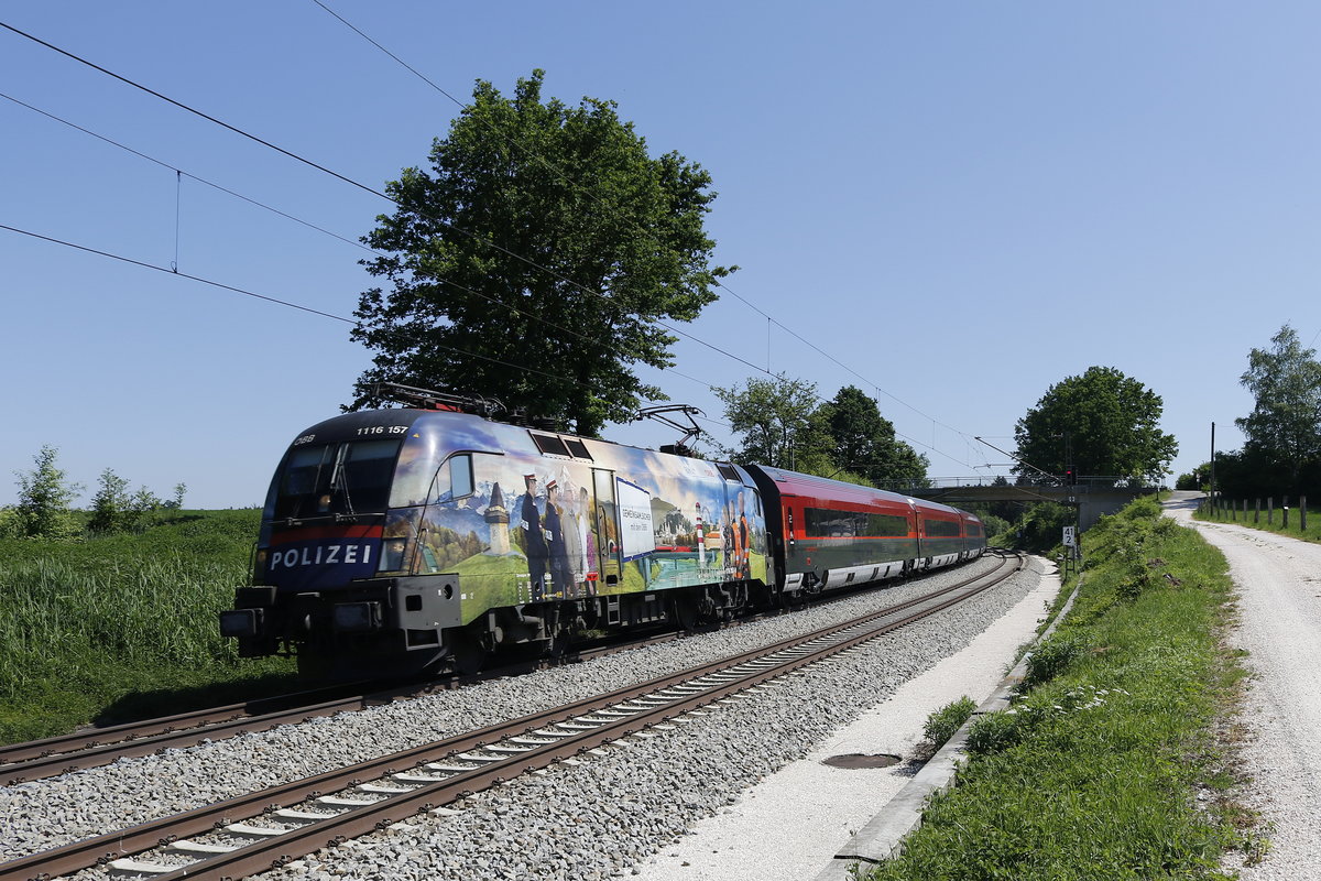 1116 157  Gemeinsam Sicher  mit einem Railjet aus Salzburg kommend am 13. Mai 2018 bei Grabenst�tt.