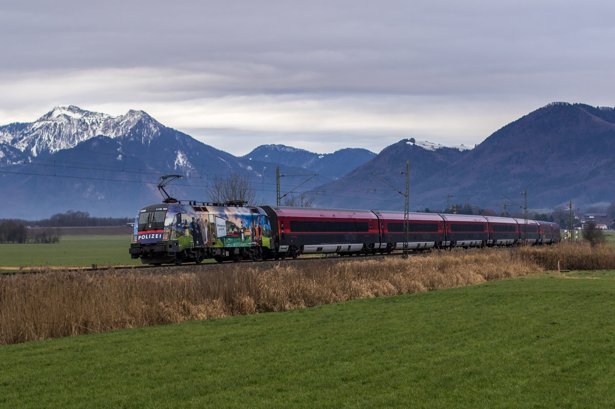1116 157 der neue  Polizei-Taurus  schiebend in Richtung Salzburg am 14. Dezember 2016 bei Weisham.