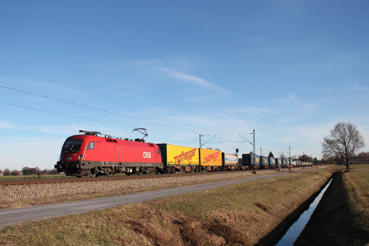1116 163-7 aus Salzburg kommend am 10. Dezember 2016 bei �bersee am Chiemsee.