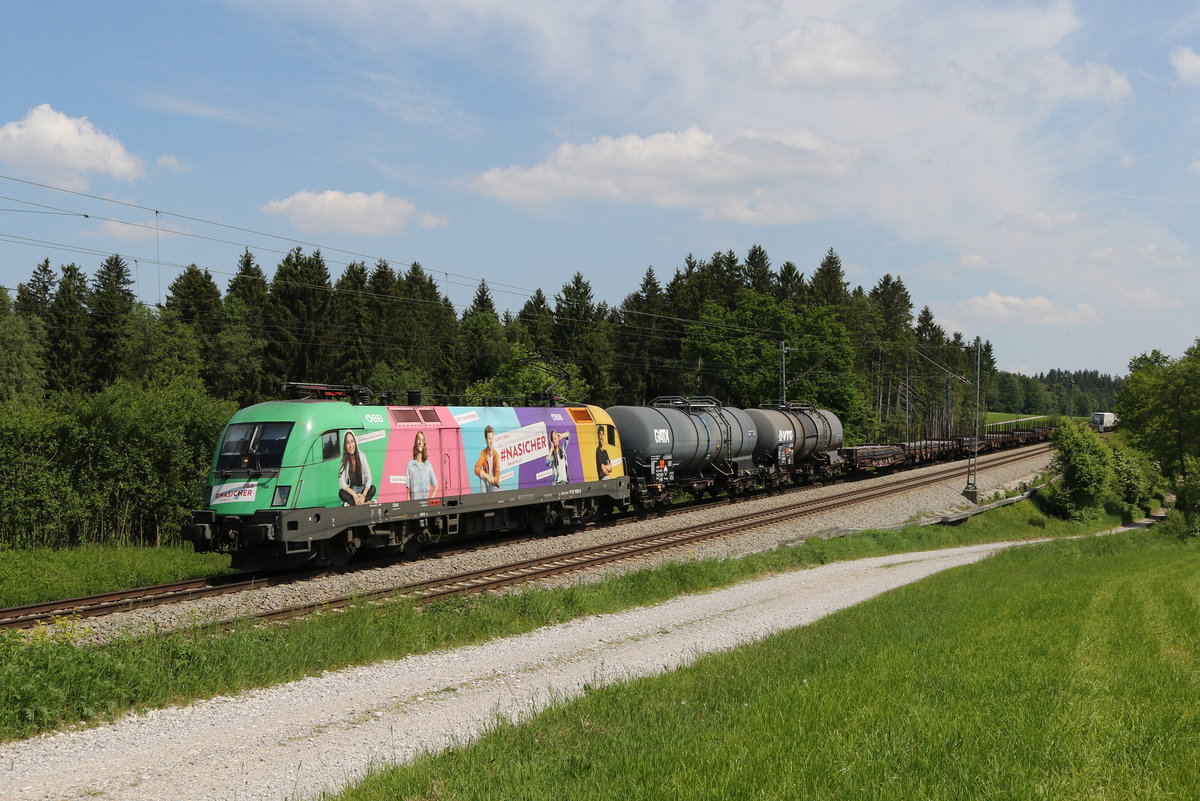 1116 168  Na sicher  mit einem gemischten G�terzug aus Salzburg kommend am 19. Mai 2020 bei Grabenst�tt im Chiemgau.
