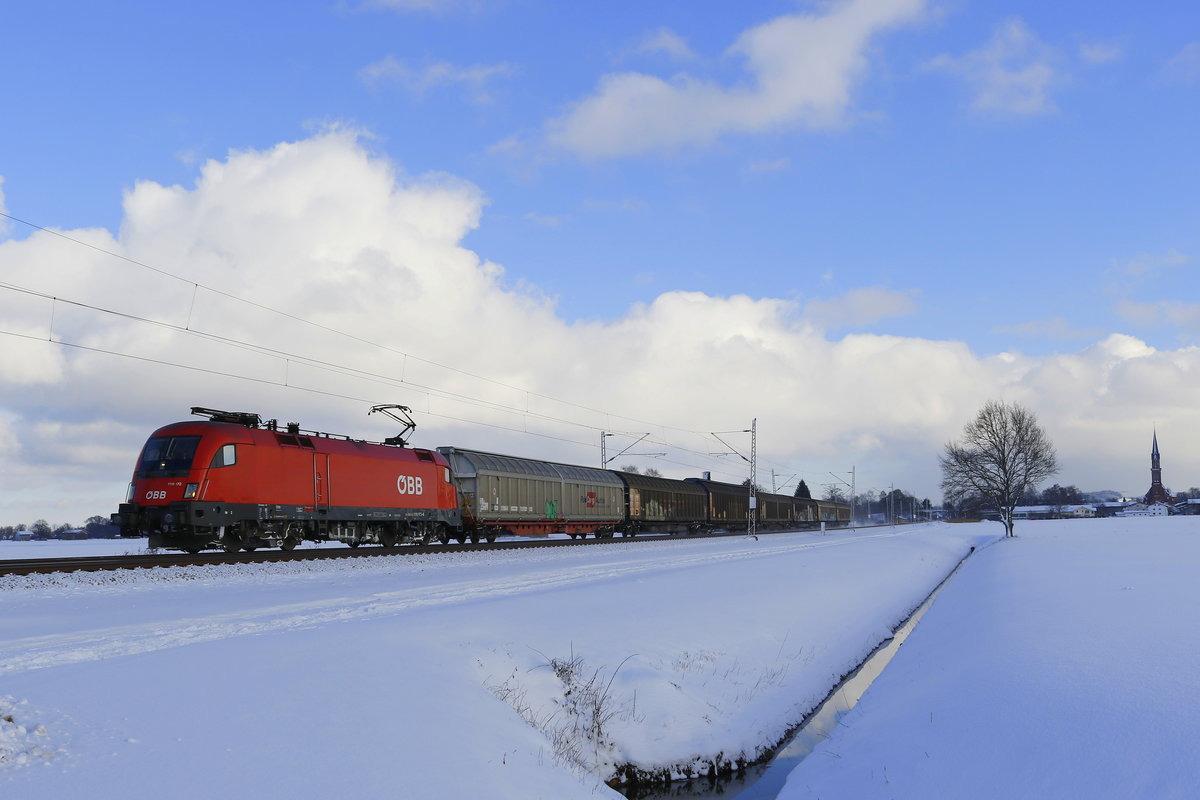 1116 173 mit einem G�terzug aus Salzburg kommend bei �bersee am Chiemsee.