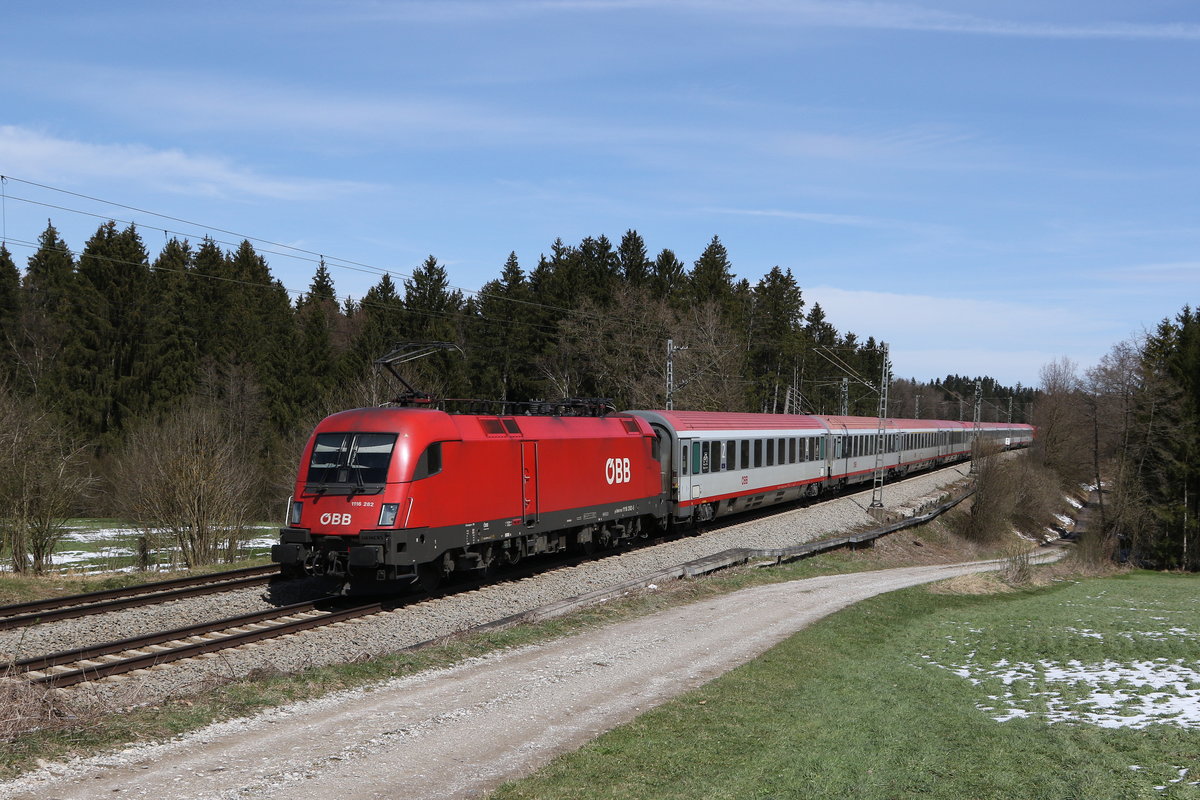 1116 182 war am 9. April 2021 schiebend an einem  EC  in Richtung Salzburg unterwegs. Aufgenommen bei Grabenst�tt im Chiemgau.