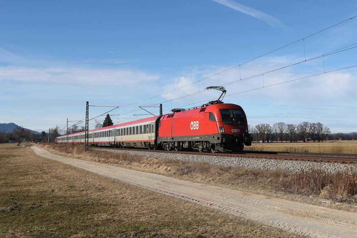 1116 186 war mit dem  EC 115  am 10. Februar 2026 bei �bersee am Chiemsee auf dem Weg nach Klagenfurt.