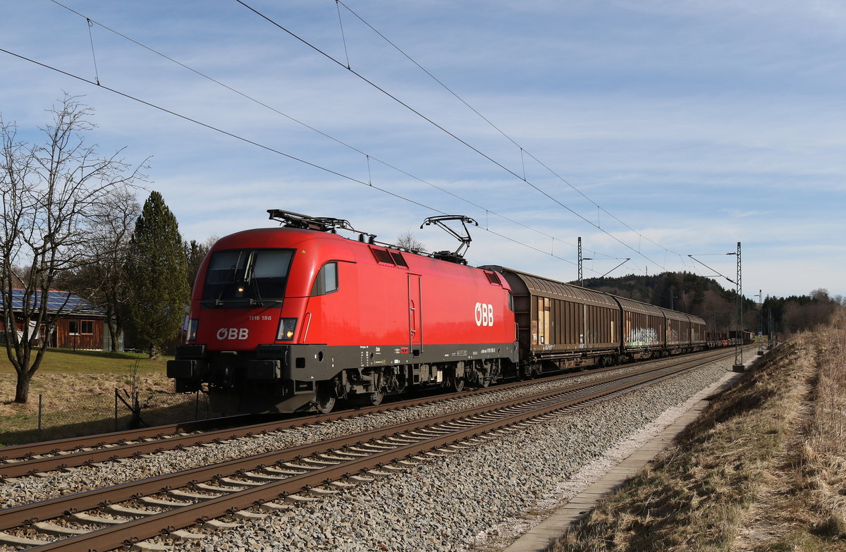 1116 198 mit einem Schiebewandzug am 22. Februar 2020 bei Grabenst�tt im Chiemgau.
