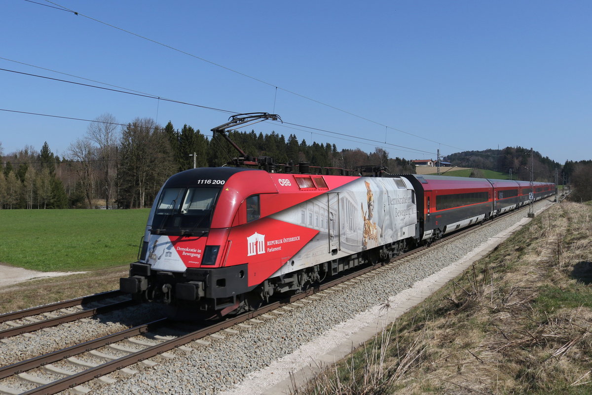 1116 200  Demokratie-Taurus  schob am 19. M�rz 2020 bei Grabenst�tt im Chiemgau einen Railjet nach Salzburg.