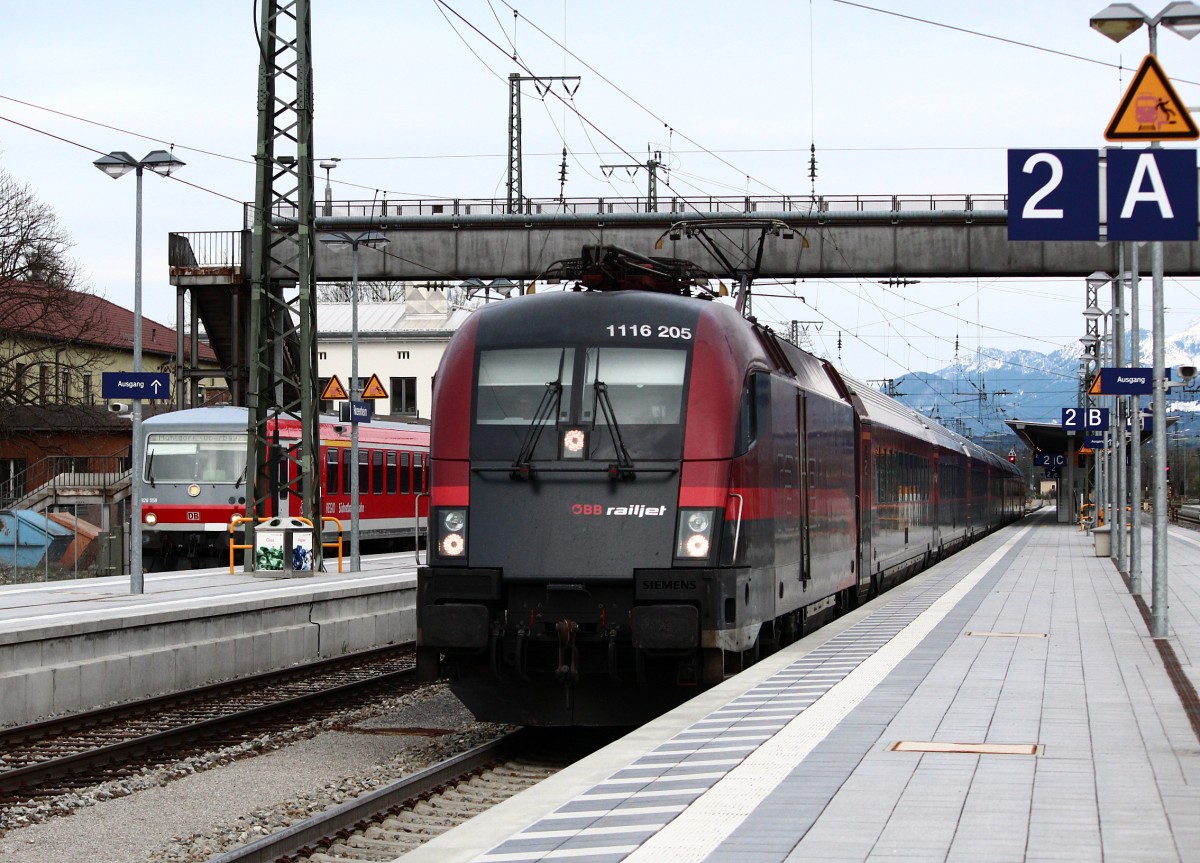 1116 205-4 am 9. April 2012 im Bahnhof von Rosenheim.
