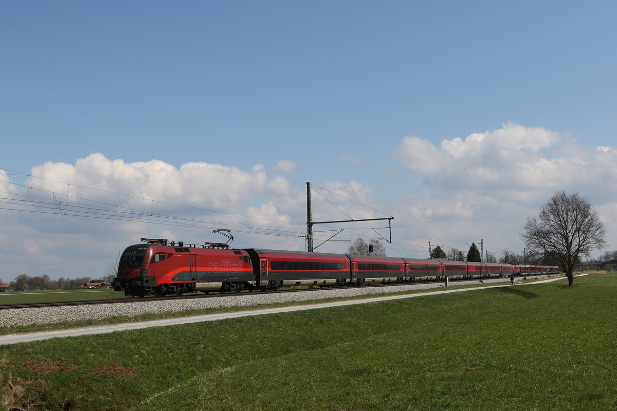 1116 211 mit einer Rrailjet-Doppelgarnitur aus Salzburg kommend am 16. April 2021 bei �bersee am Chiemsee.