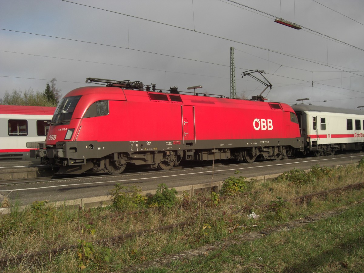 1116 212-0 am 16. November 2008 im Bahnhof von �bersee.