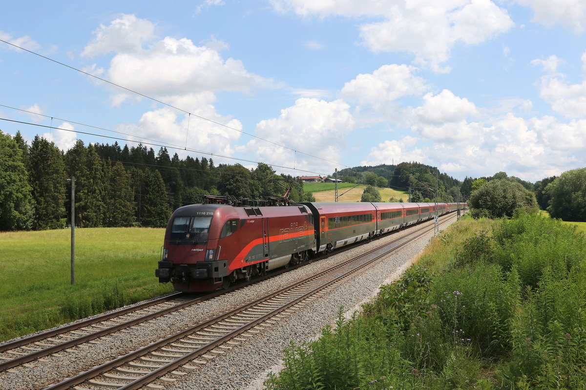 1116 215 aus Salzburg kommend am 12. Juli 2020 bei Grabenst�tt im Chiemgau.