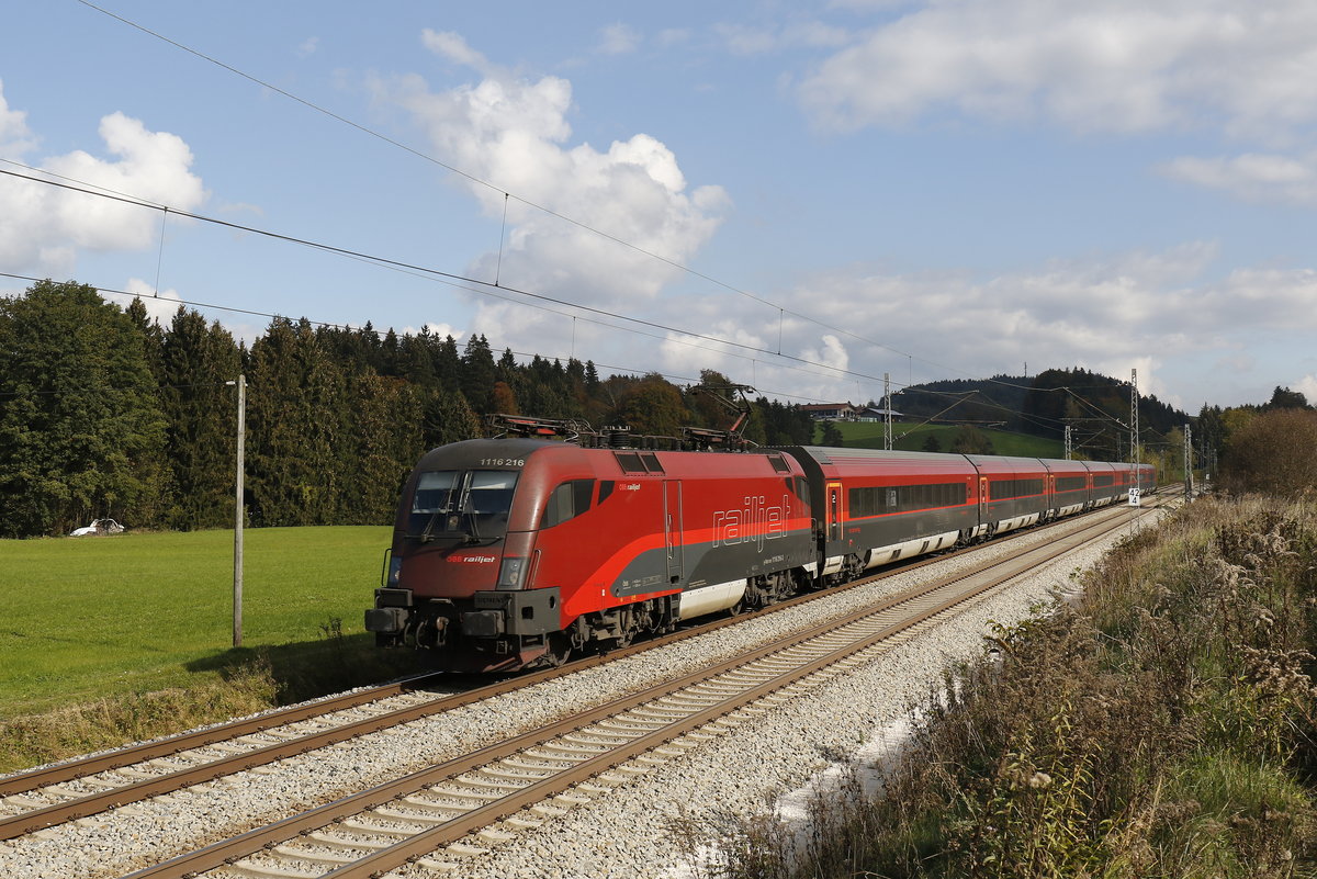 1116 216 mit einem  Railjet  unterwegs in Richtung Rosenheim. Aufgenommen am 21. Oktober 2018 bei Grabenst�tt.