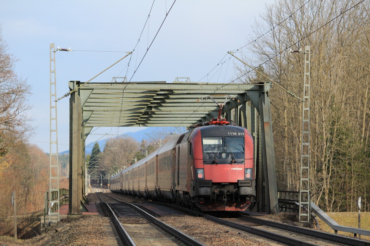 1116 217-9 auf der Br�cke �ber die Tiroler Ache bei �bersee am 10. M�rz 2013.