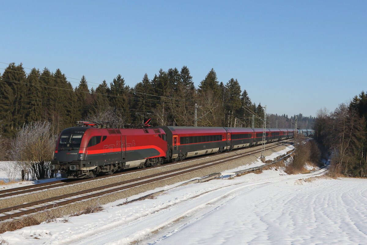 1116 218 auf dem Weg nach Innsbruck am 26. Januar 2022 bei Grabenst�tt im Chiemgau.