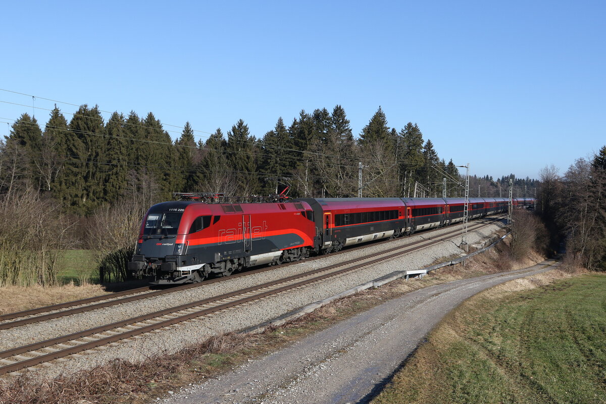 1116 220 mit einem  Railjet  aus Salzburg kommend am 19. Januar 2022 bei Grabenst�tt.